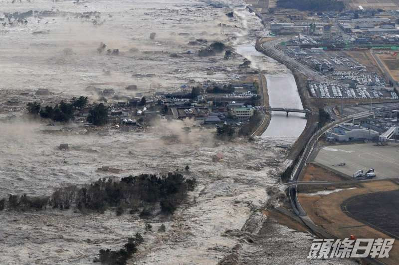 日本福島於2011年3月11日遭到大地震引發的海嘯衝擊。美聯社資料圖片