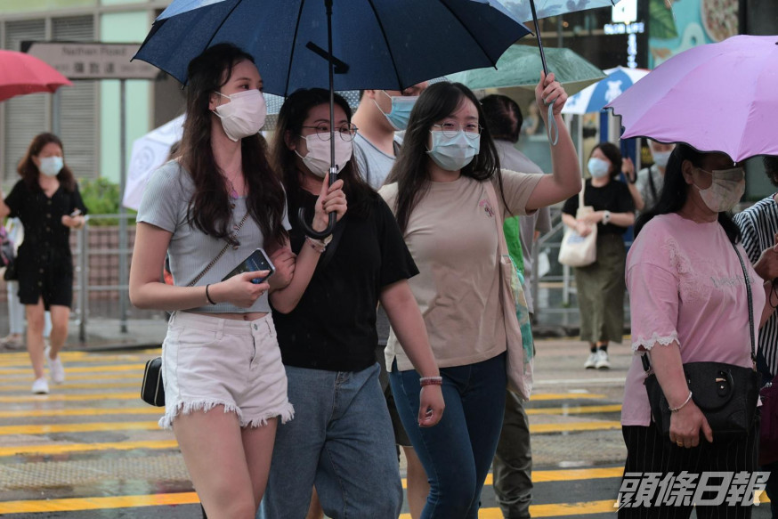 天文台預料本港地區今日短暫時間有陽光,有幾陣驟雨。資料圖片
