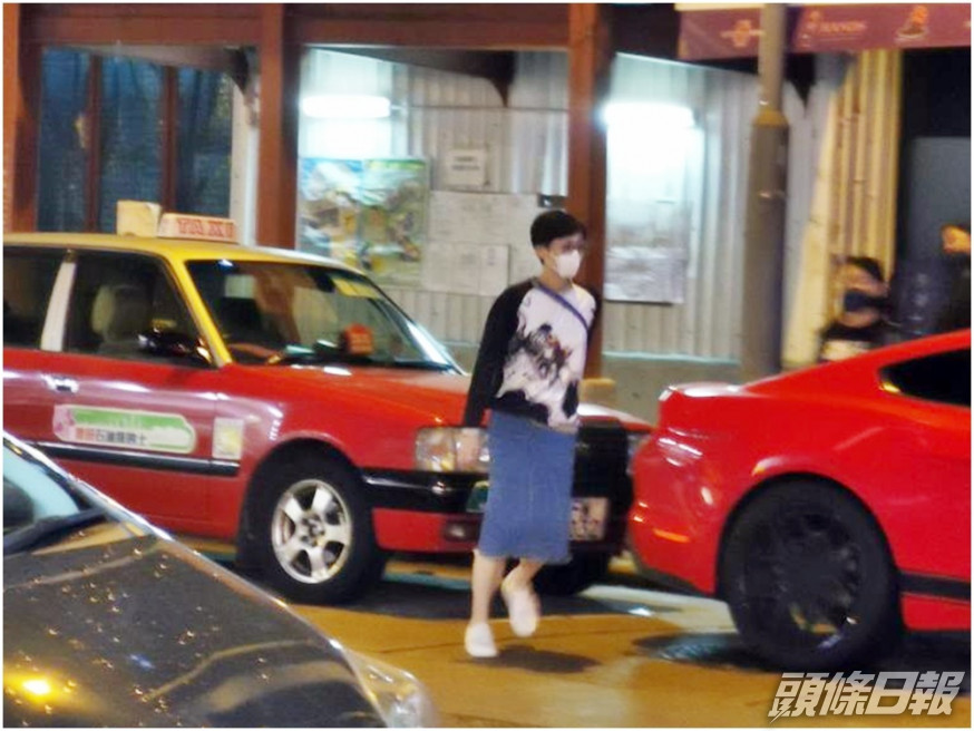 陳淑莊離開酒吧。資料圖片