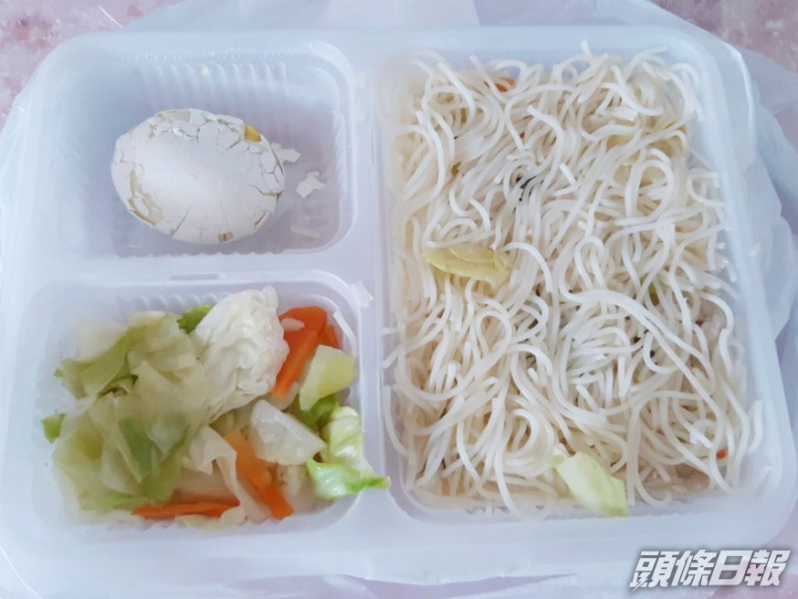 竹篙灣檢疫中心近日提供的膳食令陳小姐難以下嚥,例如某天收到無汁、無鹽、無油的「無添加」白烚意粉,配以狀似曾被老鼠偷吃、爆殼甩蛋白的水煮雞蛋,以及一日三餐「熟口熟面」的白烚椰菜和紅蘿蔔。 受訪者提供
