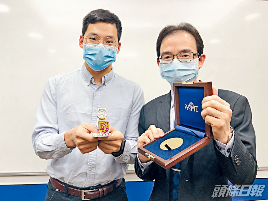 廖維新(右)指,人體動能電力採集裝置可內置於智能手表提供永續電力。