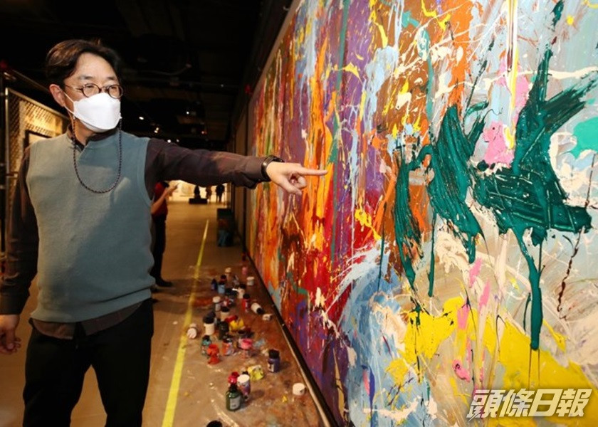 南韓一對男女聲稱誤以為藝術家JonOne的即興畫是「互動藝術」，將之即興塗抹損壞。網圖