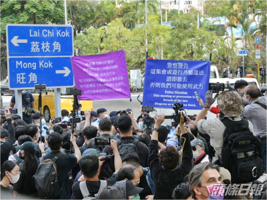 警方下午3時許一度舉紫旗及藍旗警告。