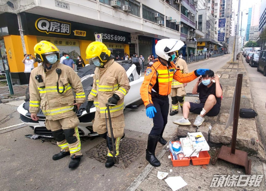 救護員到場後,在柯士甸道近廣東道為傷者治理。