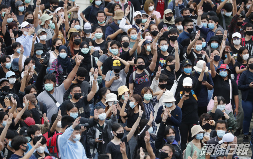 泰國首都曼谷連續5日有反政府示威,星期日再有過萬人參加集會。AP圖片