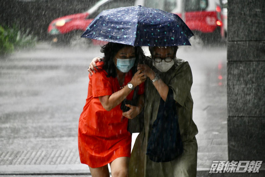 天文台發出黃色暴雨警告,短期內香港廣泛地區受大雨影響。