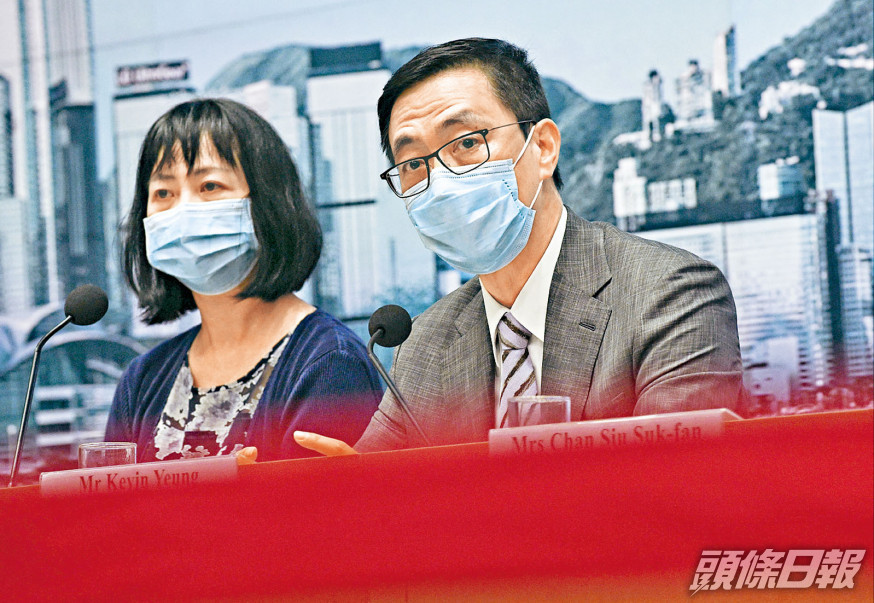 教育局局長楊潤雄(右)及常秘李美嫦去年曾在記者會上交代「釘牌」個案。資料圖片