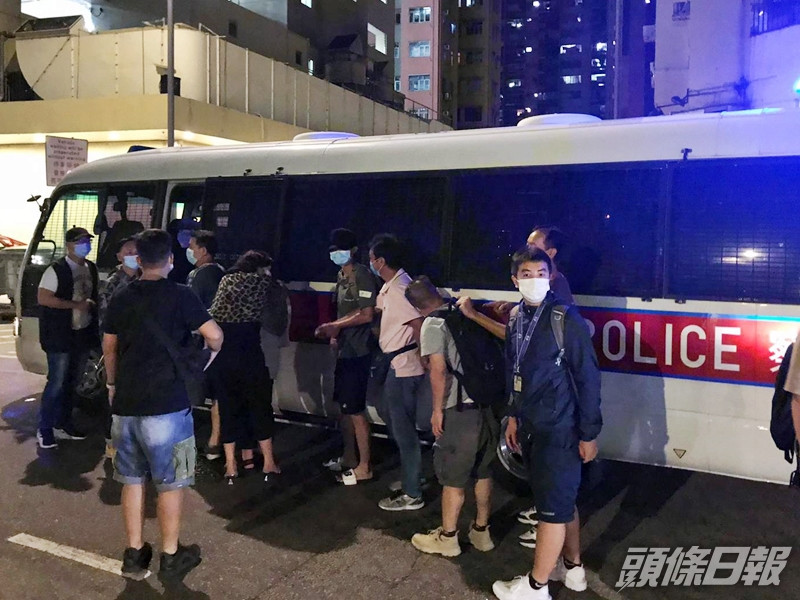 警方突擊搜查屯門建發街一工業大廈一個單位,以及元朗媽橫路兩間店鋪。警方圖片