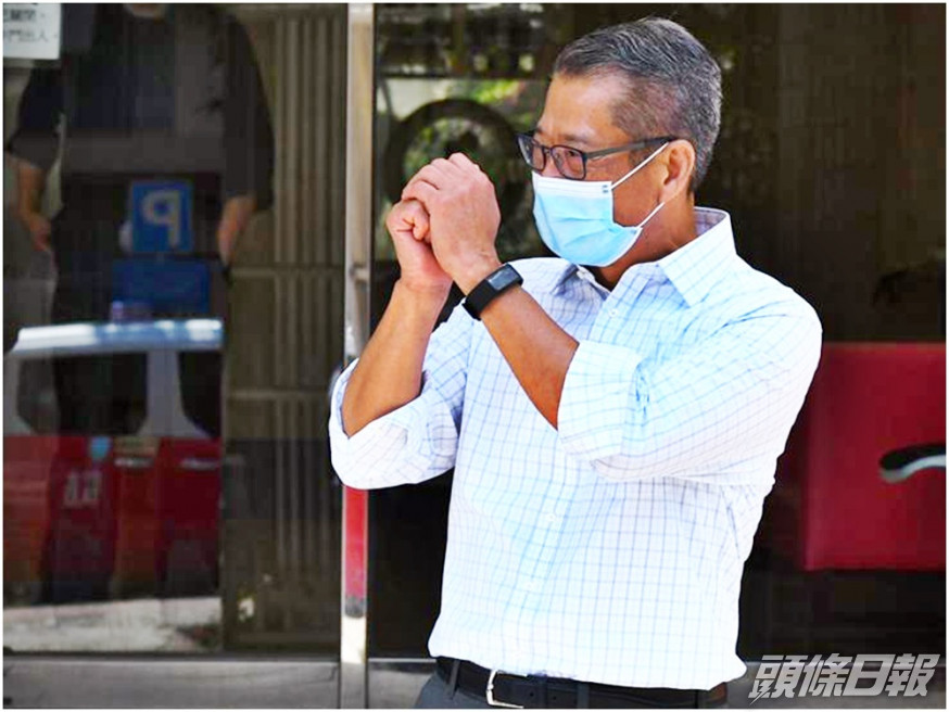 被問及能否留到明年新年「辦年貨」才使用電子消費券時,陳茂波以「有得諗」作回應。