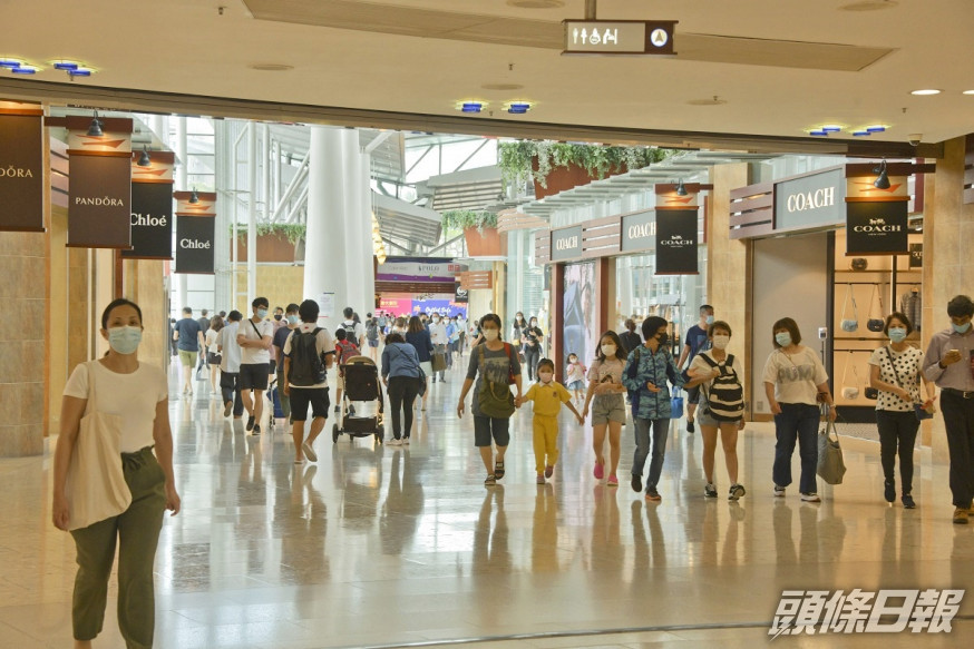 確認2名小童到港翌日已先後到訪山頂廣場、東薈城及東涌纜車站。資料圖片