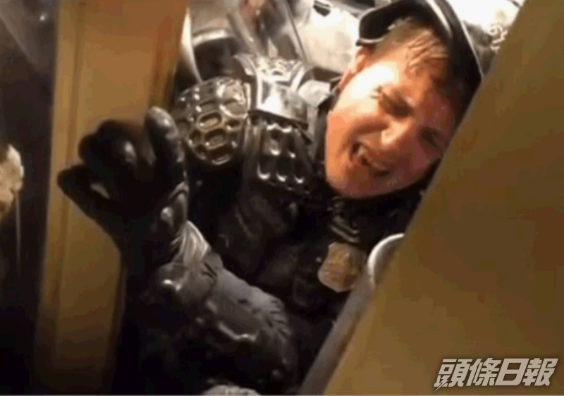 警員動彈不得更被人強行扯面罩叫得更淒厲。網圖