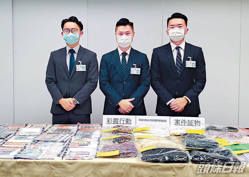 何兆東署理警司(中)講述案情及展示搜獲的證物。