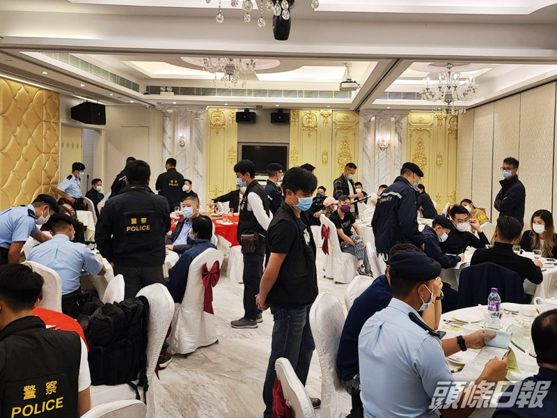 警方在一家酒樓宴會廳發現有五十八人出席飲宴,各人涉「犯聚」被逐一票控。警方圖片