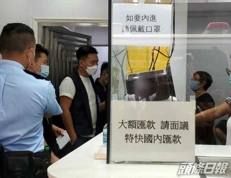 女負責人(右)向警方講述案發經過。林思明攝