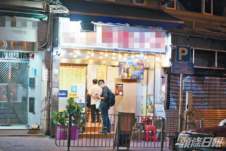 十時前,餐廳沒有關上自動門,在街上可望到店內情況。
