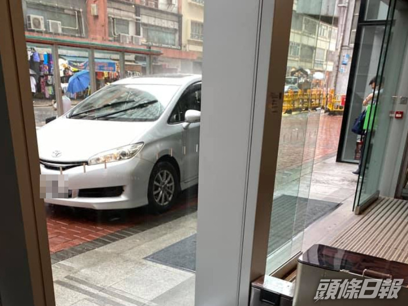 私家車直接駕上行人路,停泊在商場門口。網圖