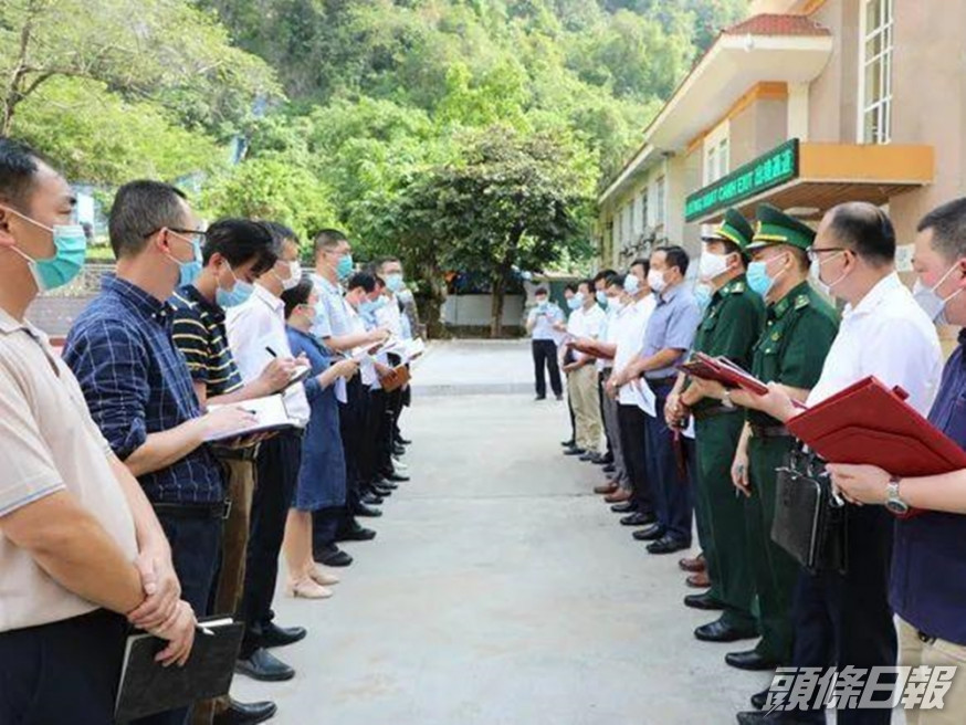 中國憑祥市市長長與越南代表團協商疫情防控等事宜。 憑祥市官網相片