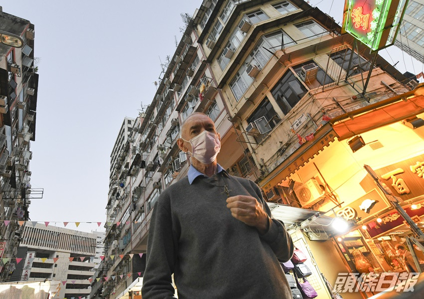 「廟街神父」胡頌恆疫情下變身包租公,為區內近七十名露宿者安排宿舍暫住。褚樂琪攝