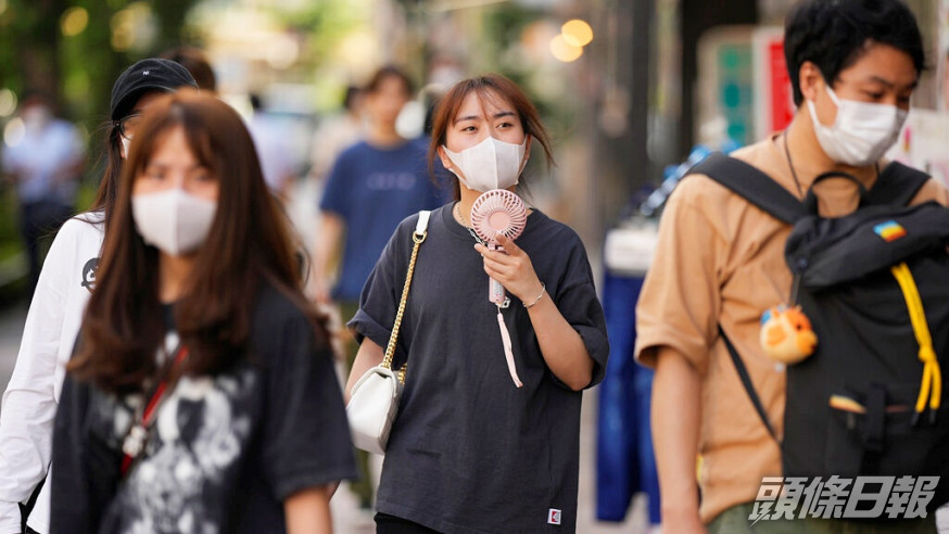 日本各地昨日錄得最高攝氏35度以上的「酷暑日」。AP圖片