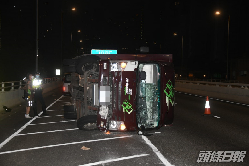 貨車翻側。