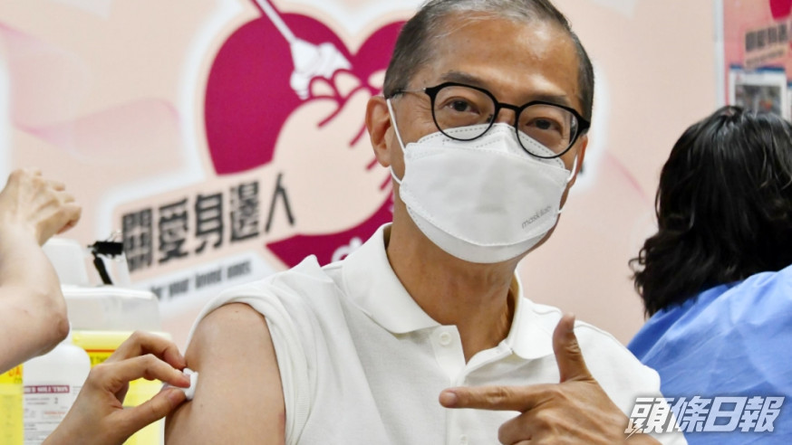 盧寵茂到普通科門診接種第4針科興及流感疫苗。