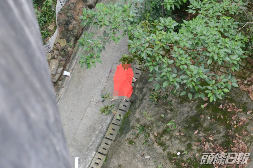 警方以紅布遮蓋死者遺體。