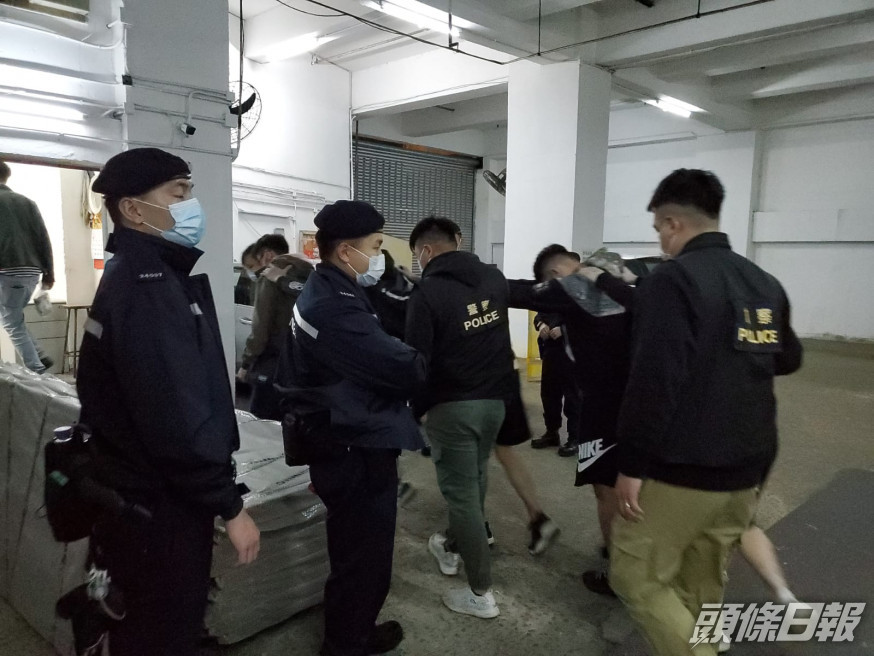 12名本地男子及5名本地女子,涉嫌「在沒有領取酒牌的處所飲酒」被捕。