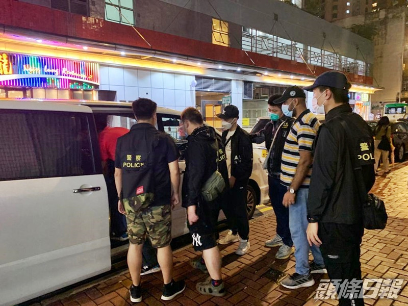 警方於荃灣區打擊非法街頭賭博行動,拘捕4名男子,以及票控10名違限聚令的圍觀男女。警方圖片