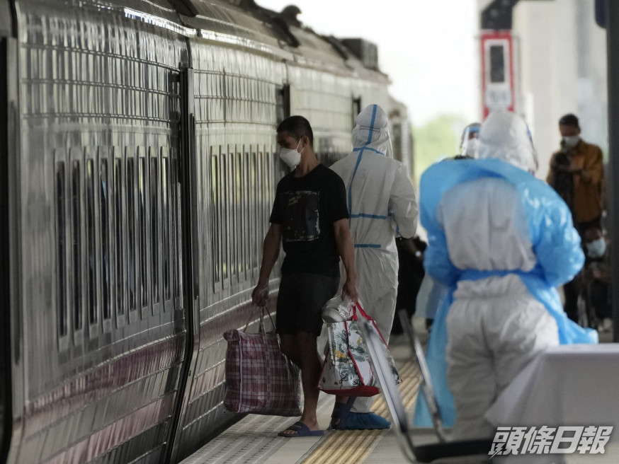 遣送輕度患者回鄉治療的火車。 AP圖片