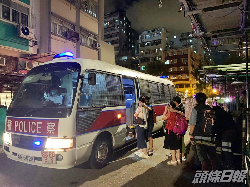 警方於行動中共拘捕12人。警方圖片
