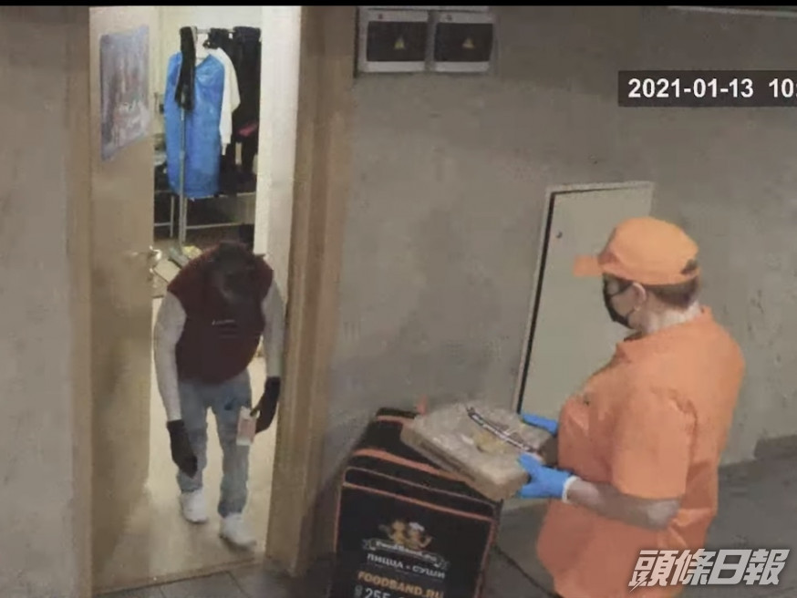外送員被嚇至退後一步。影片截圖