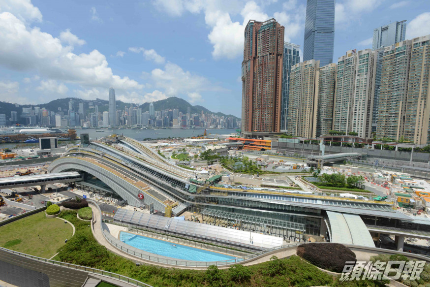 新地西九高鐵站商廈降高度闖關。