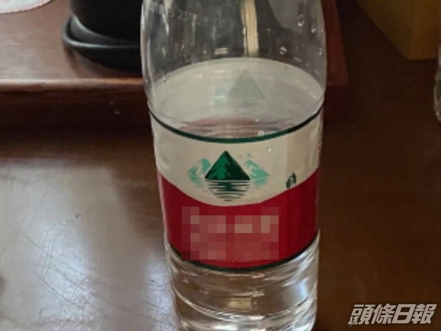 內地一名婦人誤喝下一瓶放在膠樽內的消毒劑。影片截圖