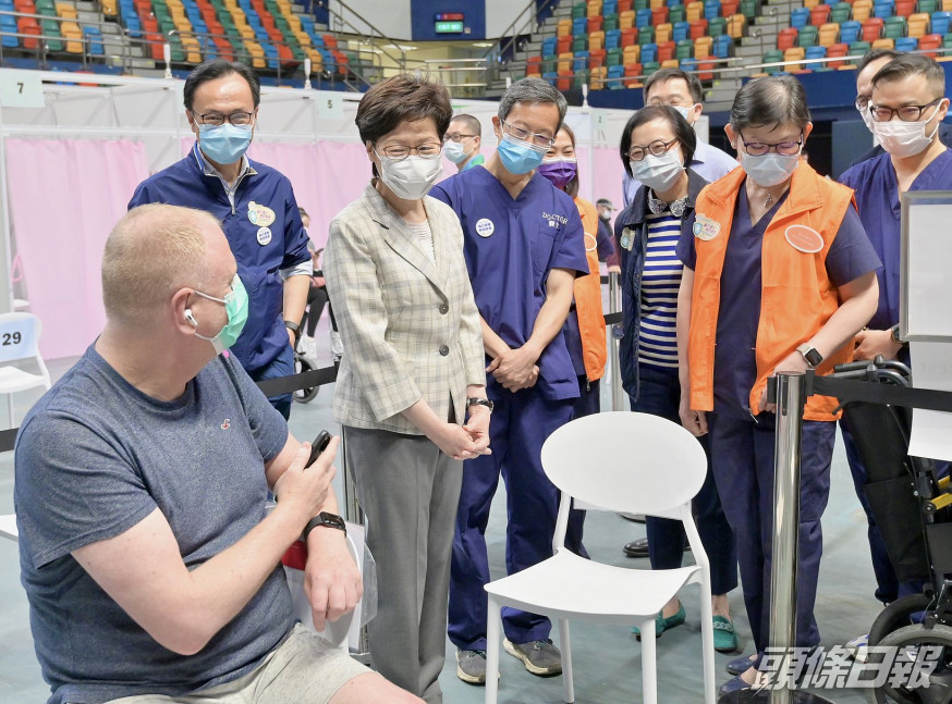 林鄭月娥與前來接種疫苗的市民交談。政府新聞處圖片