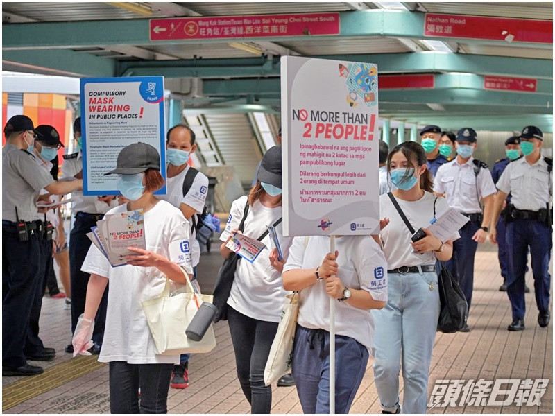 勞工處派員向外傭宣傳遵守二人限聚令。