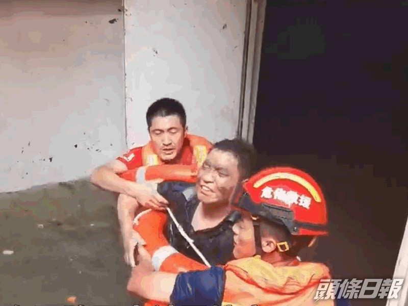 消防將男子救出送院。網圖