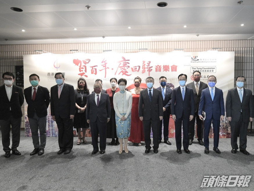 左起:邱騰華、徐英偉、梁君彥、陳永棋、林鄭月娥、楊義瑞、聶德權、曾國衞、譚耀宗。
