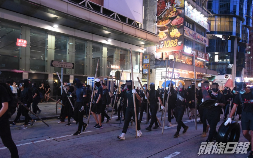 去年10月多區爆發反《禁蒙面法》示威。 資料圖片