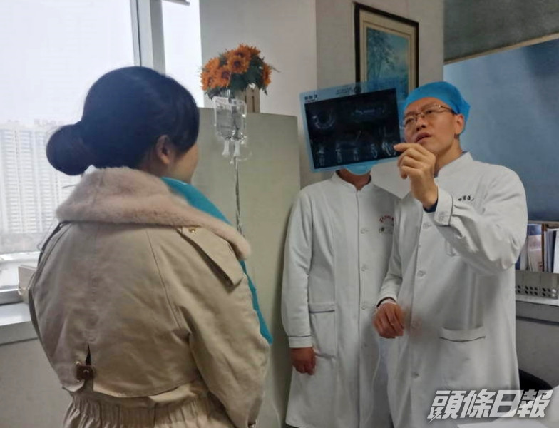 西安一名醫生邊吊鹽水,邊為病人診症。網圖