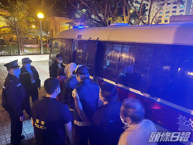 警方於行動中拘捕16男3女,涉嫌在賭場以外任何場所或在街道上進行賭博。警方圖片