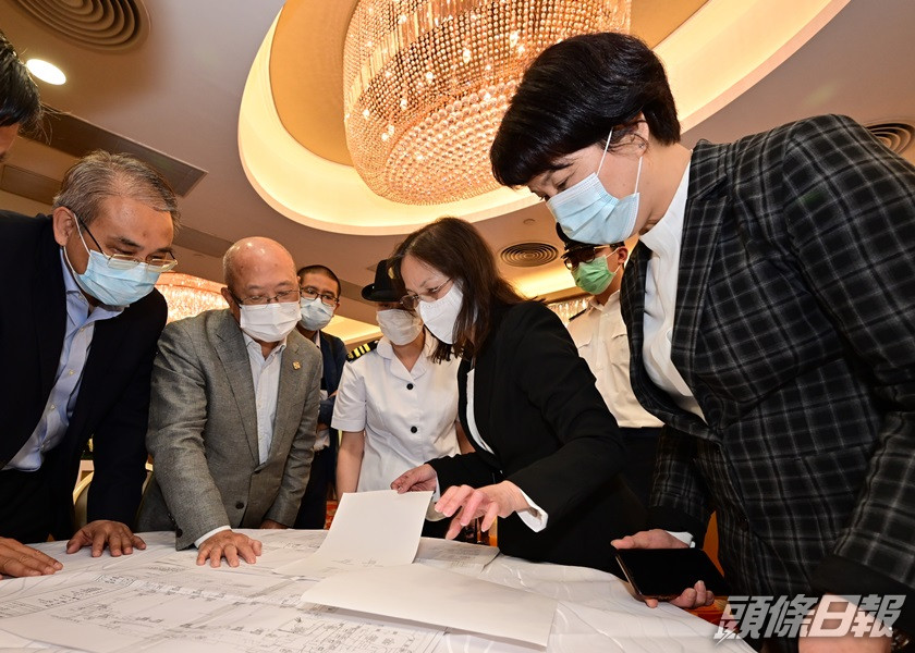 政府相關部門人員到食肆了解業界實行提升換氣量措施工作。政府新聞處圖片
