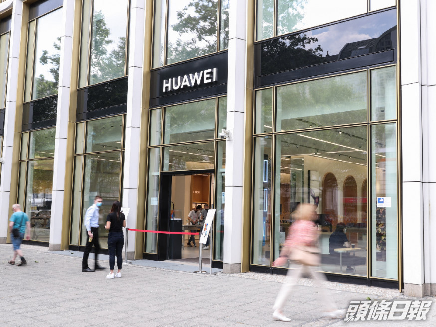 據報德國展開對中國手機的安全調查,圖為華為於6月在柏林開幕的旗鑑店。 (新華社)