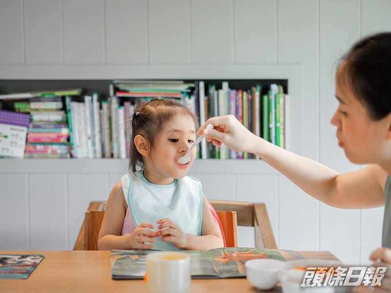 港媽認為丈夫逢周五晚不應去打波,而是應提早回家幫忙照顧小孩。unsplash圖片(示意圖)