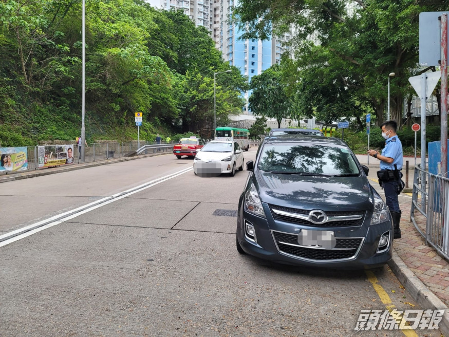警檢控違泊車。警方圖片