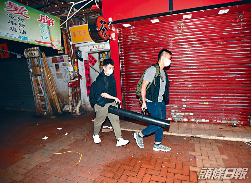 探員昨晚帶同爆破工具,到荃灣搜查目標黑點。