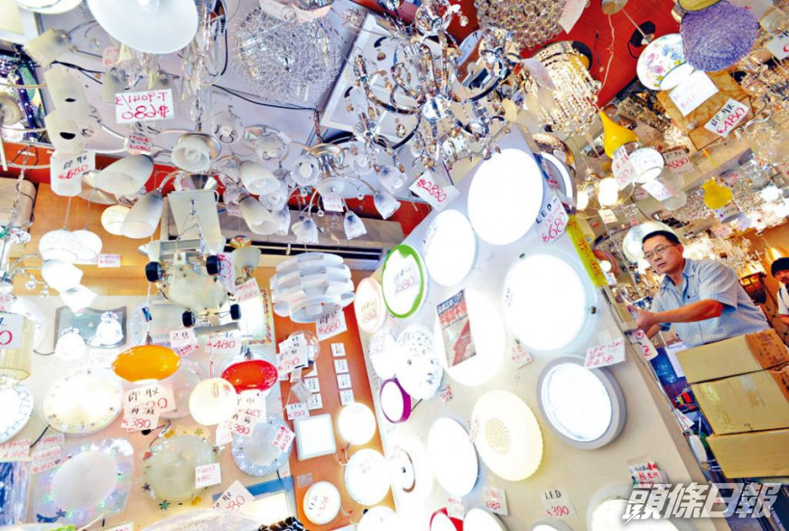 ■中電及港燈加電費,用電量大商戶最受影響。