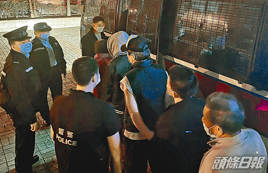 ■警方在梨木樹邨搗破街頭賭檔,拘捕一批賭客。