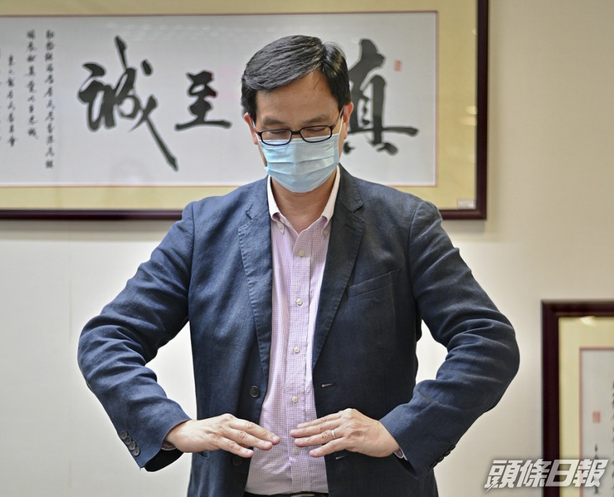新冠肺炎康復者、東九龍居民委員會主席何漢文每日定時在家做深呼吸練習,望提升肺活量。 蘇正謙攝