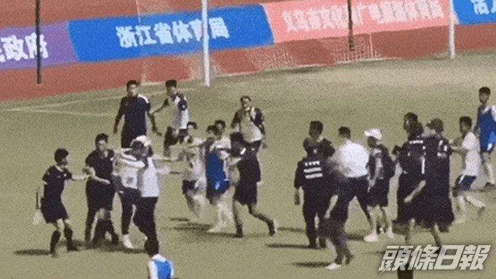 浙江省運會U15足球賽有球員不滿裁決追打球證,組委會介入調查。網上圖片