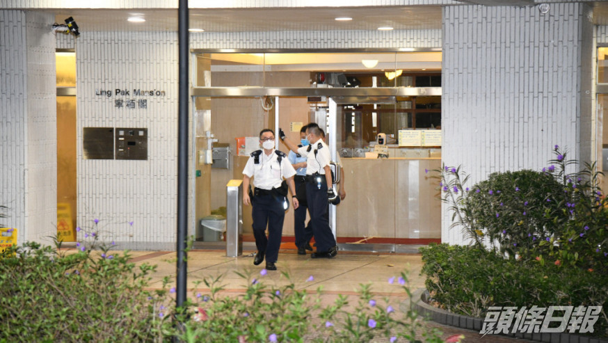 警員到墮樓現場調查。李家傑攝